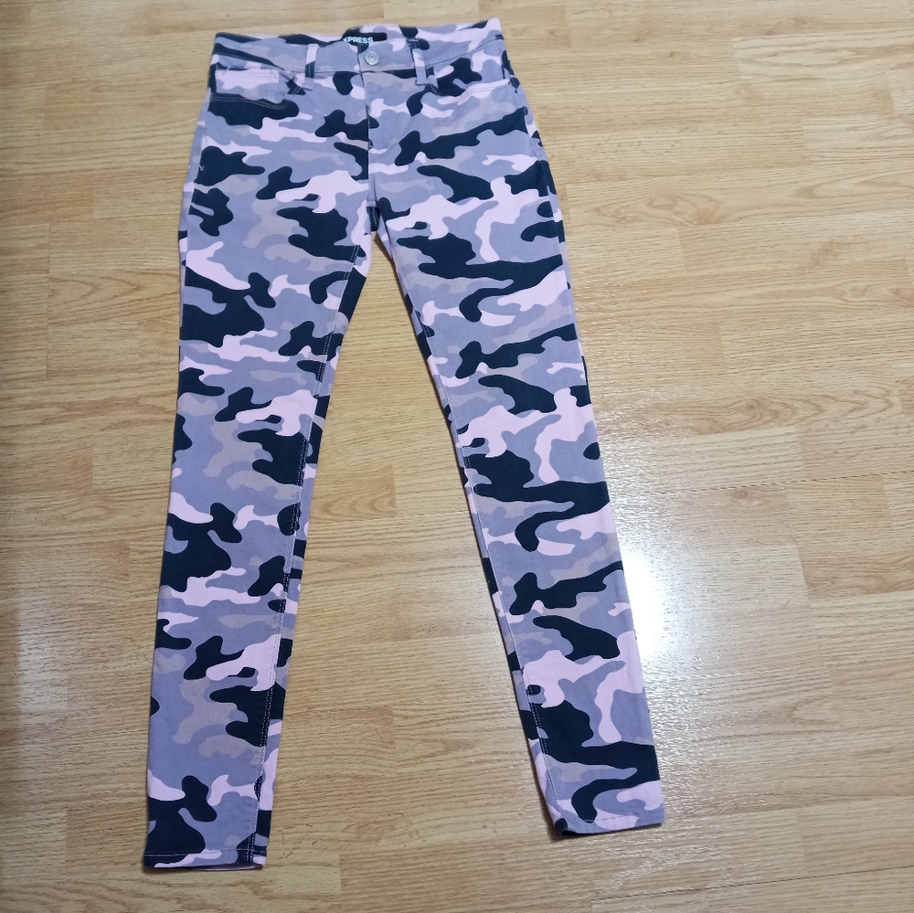 Express pink camo midrise leggings. Size 0 regular. EUC.